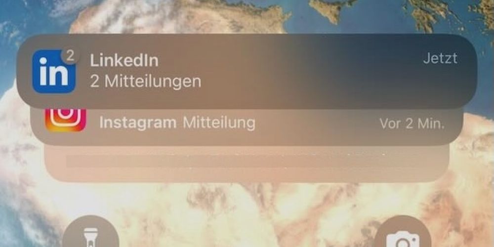 Screenshot eines iPhone-Sperrbildschirms mit Benachrichtigungen von LinkedIn und Instagram