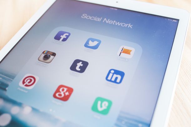 Bild eines Tablets, das einen Ordner mit Überschrift Social Network zeigt und diverse Social Media Apps beinhaltet.