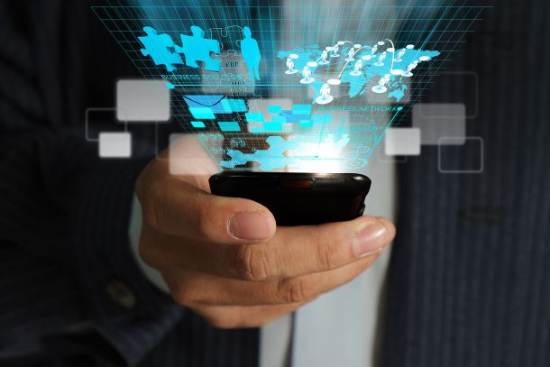 Die Zukunft ist jetzt: Augmented Reality in Ihren Händen. Bild über Storyblocks.