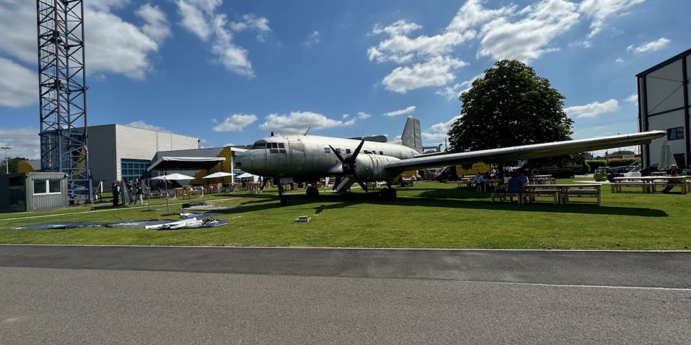 Das Event-Flugzeug beim Tech Riders Summit auf dem Euronova Campus Köln/Hürtz.