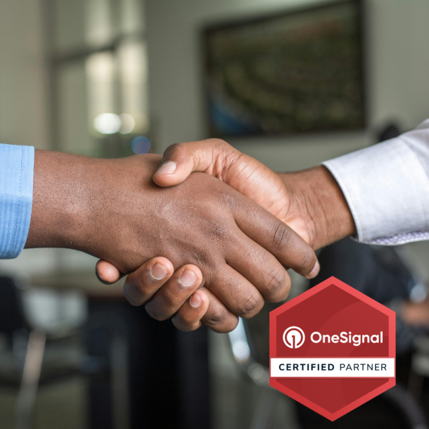 Zwei Männer schütteln die Hände und unten rechts ist das Zeichen für zertifizierte OneSignal Partner zu sehen.
