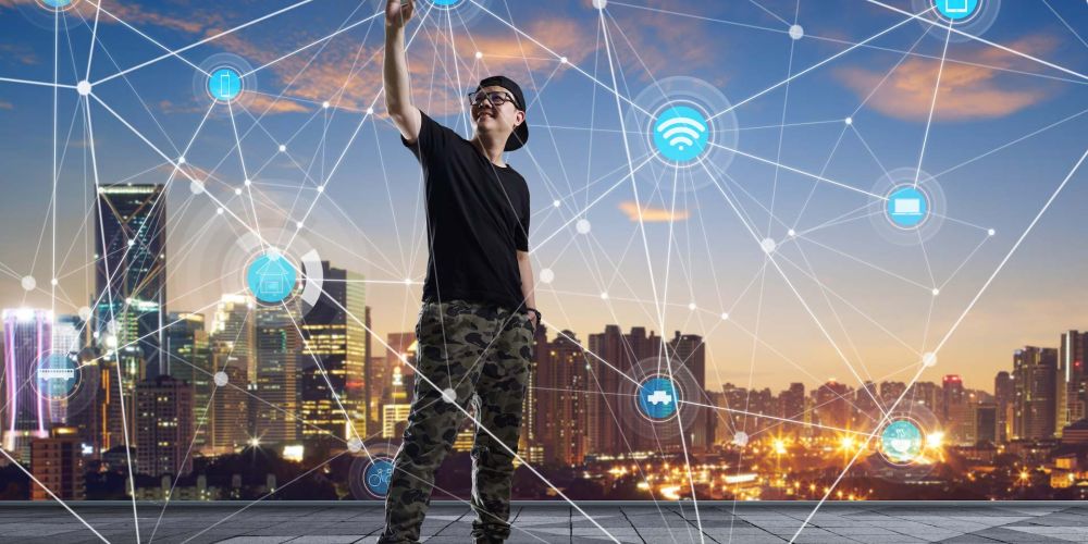 erson hält Handy in die Luft, überlagert von digitalen Symbolen und einer Skyline im Hintergrund.