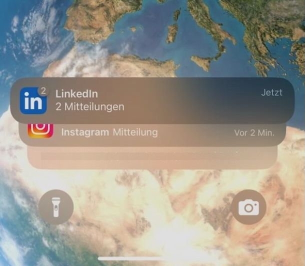 Screenshot eines iPhone-Sperrbildschirms mit Benachrichtigungen von LinkedIn und Instagram